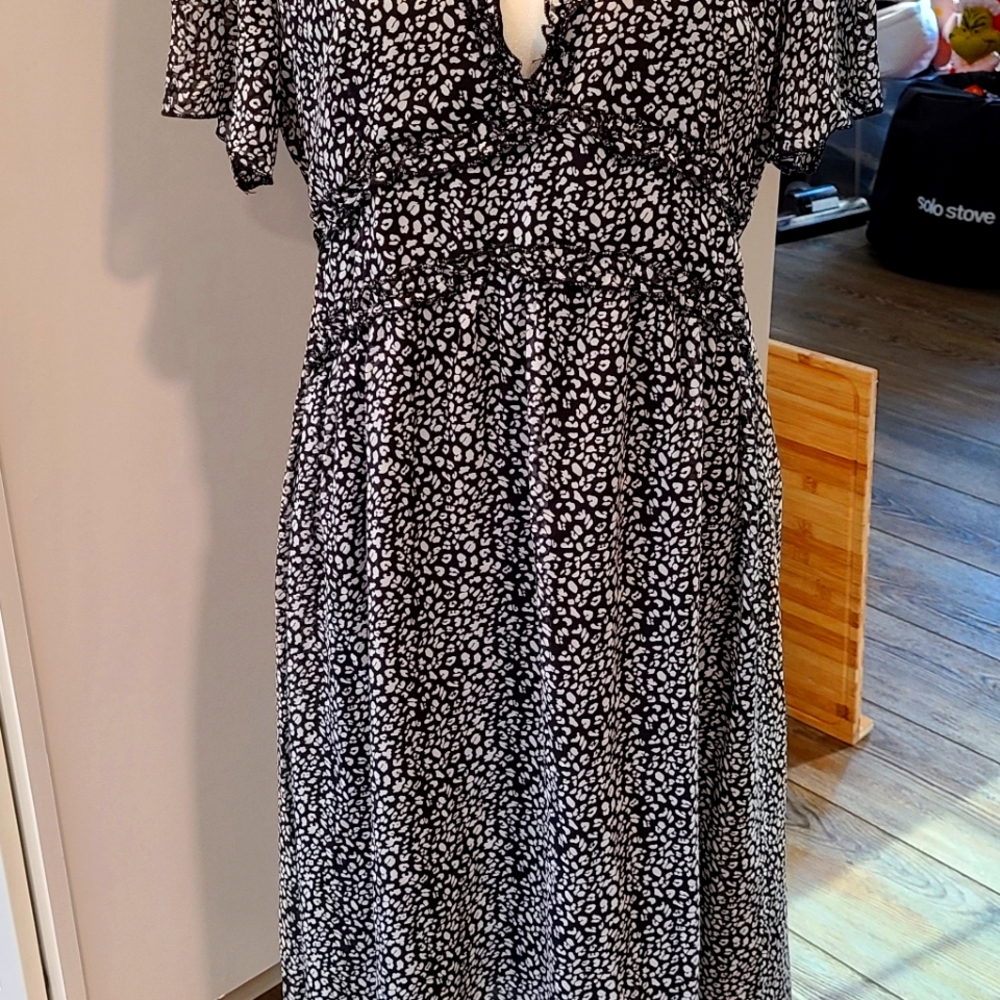 Black and White V Neck Short Sleeve Dress